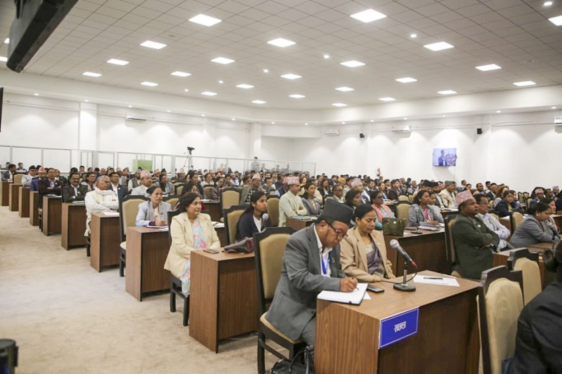 प्रशासनिक भार कम गर्न नेपालमा जनप्रतिनिधिको संख्या उल्लेख्य रूपमा घटाउन सुझाव 